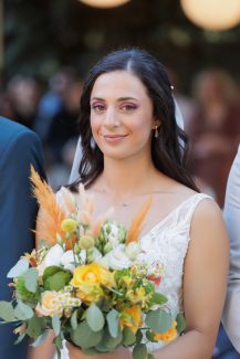 Μοντέρνο νυφικό μπουκέτο με τριαντάφυλλα και pampas grass