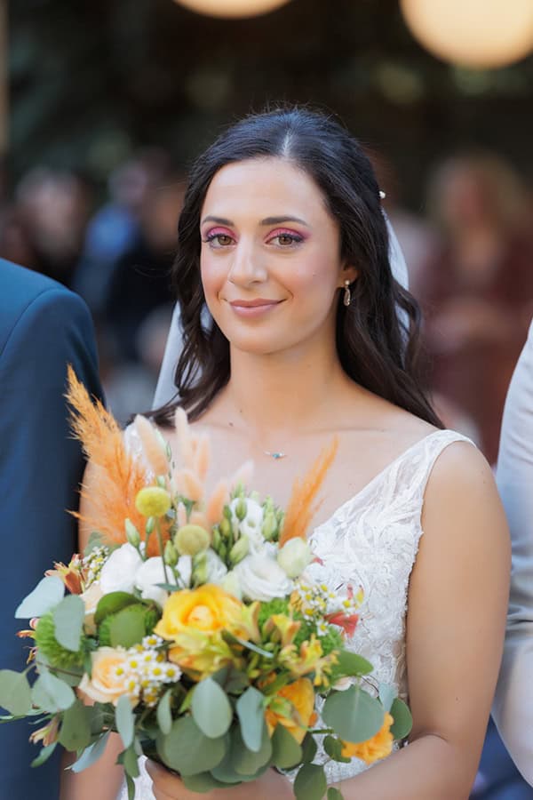 Μοντέρνο νυφικό μπουκέτο με τριαντάφυλλα και pampas grass