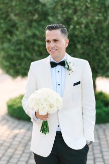 Μονόχρωμο νυφικό μπουκέτο με λευκές παιώνιες Μονόχρωμο νυφικό μπουκέτο με λευκές παιώνιες