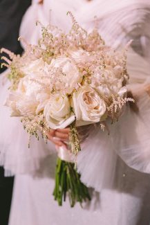 Ρομαντική νυφική ανθοδέσμη με ροζ αστίλβη και παιώνιες