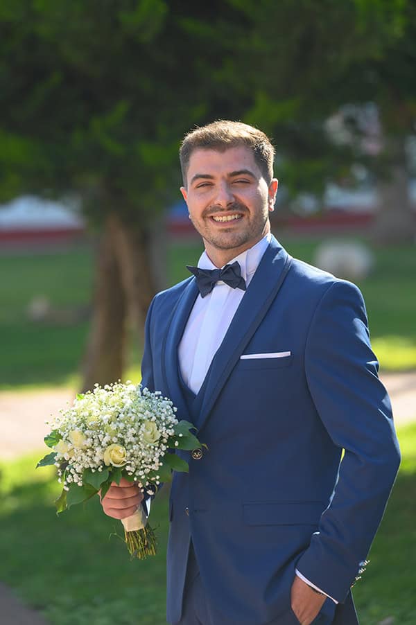 Στρογγυλή νυφική ανθοδέσμη με γυψοφίλη και τριαντάφυλλα