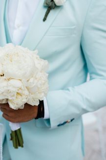 Στρογγυλή νυφική ανθοδέσμη με παιώνιες Στρογγυλή νυφική ανθοδέσμη με παιώνιες