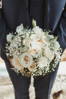 Στρογγυλή νυφική ανθοδέσμη με τριαντάφυλλα και γυψοφίλη