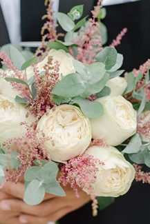 Όμορφη νυφική ανθοδέσμη με παιώνιες και αστίλβη