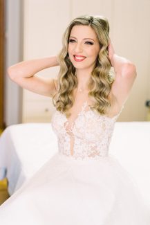 Φωτεινό νυφικό μακιγιάζ με κόκκινα χείλη