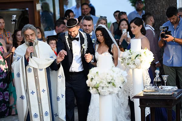 Κομψός καλοκαιρινός γάμος στα Χανιά με ολόλευκες παιώνιες και ορτανσίες │ Κανέλλα & Αντώνης