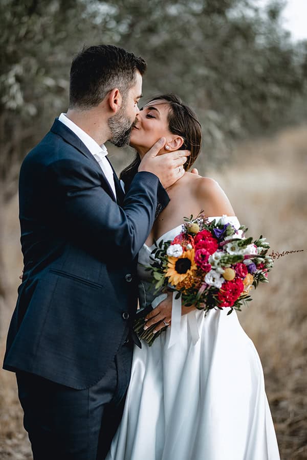 colorful-fall-wedding-athens-chrysanthemum-sunflowers_03