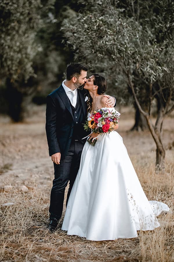 colorful-fall-wedding-athens-chrysanthemum-sunflowers_23