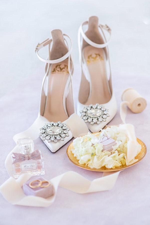 dreamy-summer-wedding-light-blue-hydrangeas-white-romantic-blooms_07