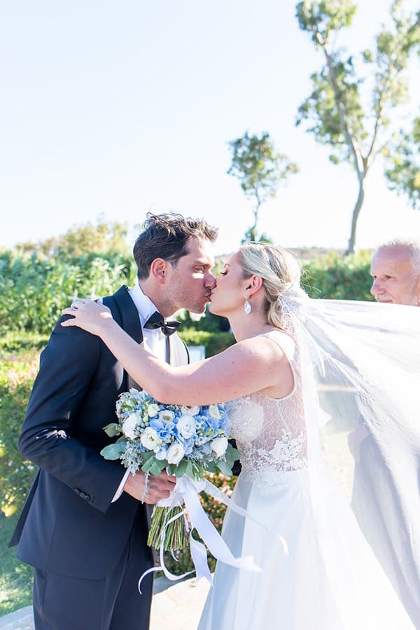 dreamy-summer-wedding-light-blue-hydrangeas-white-romantic-blooms_25