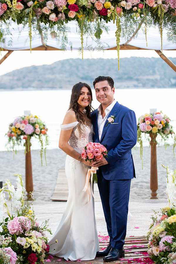 fairytale-summer-wedding-colorful-flowers-next-to-beach_01