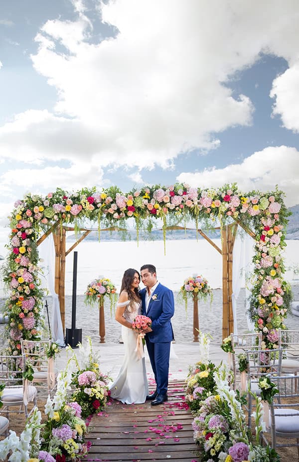 fairytale-summer-wedding-colorful-flowers-next-to-beach_01x