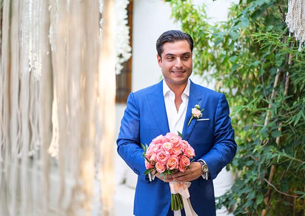 fairytale-summer-wedding-colorful-flowers-next-to-beach_07x