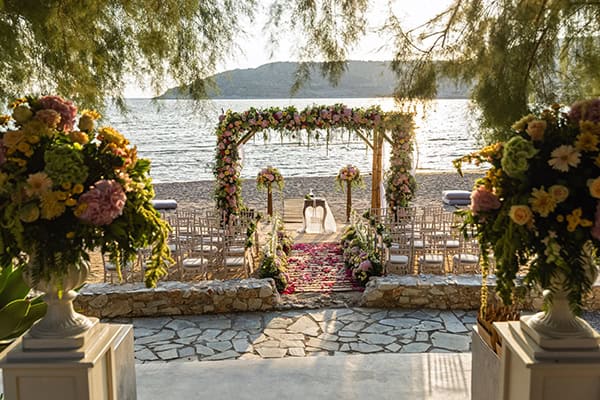 fairytale-summer-wedding-colorful-flowers-next-to-beach_08x