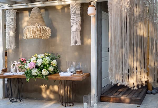 fairytale-summer-wedding-colorful-flowers-next-to-beach_10x