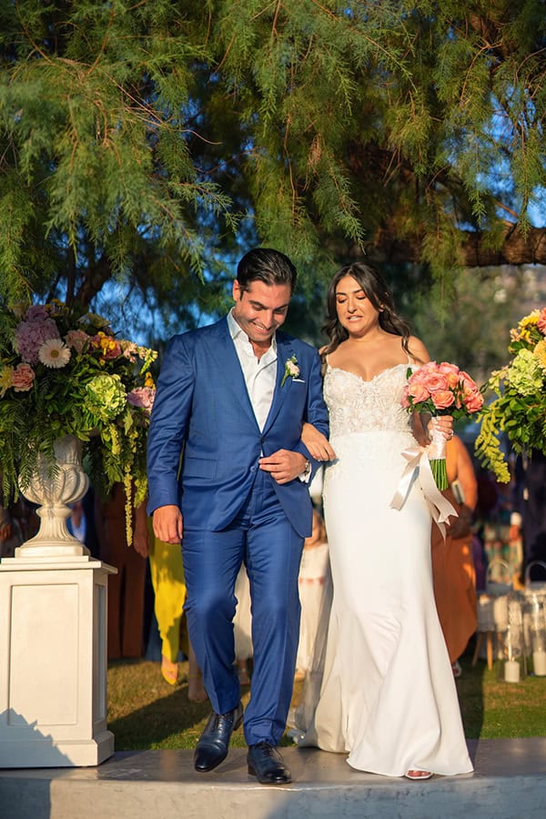 fairytale-summer-wedding-colorful-flowers-next-to-beach_21