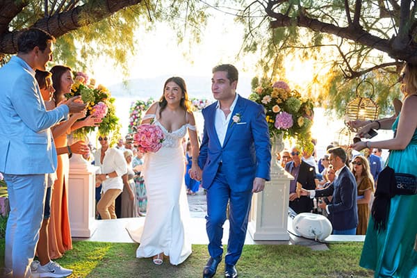 fairytale-summer-wedding-colorful-flowers-next-to-beach_26x