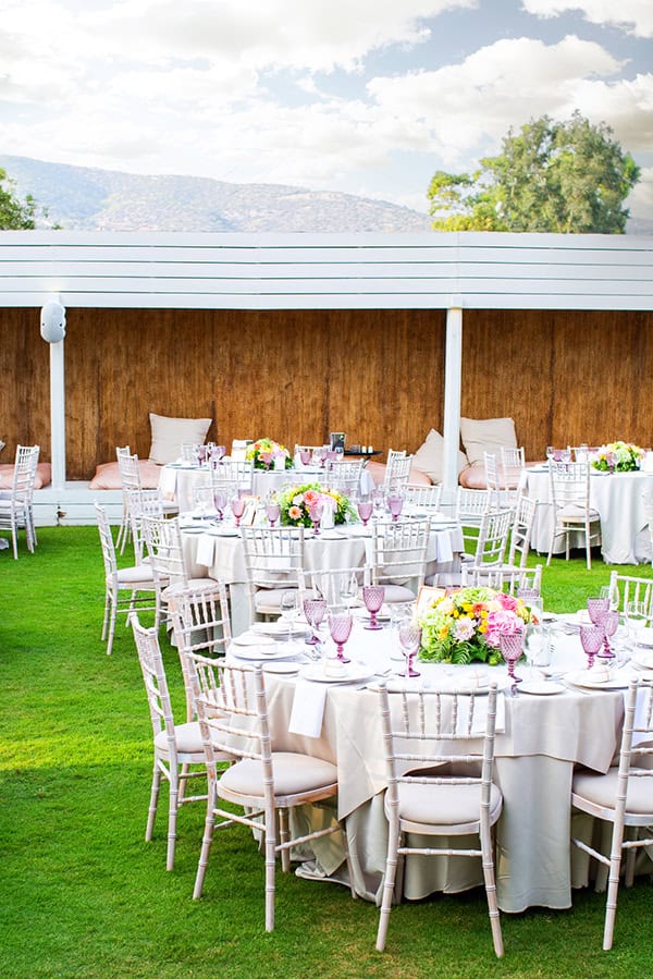 fairytale-summer-wedding-colorful-flowers-next-to-beach_32x