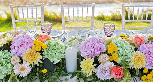 fairytale-summer-wedding-colorful-flowers-next-to-beach_35