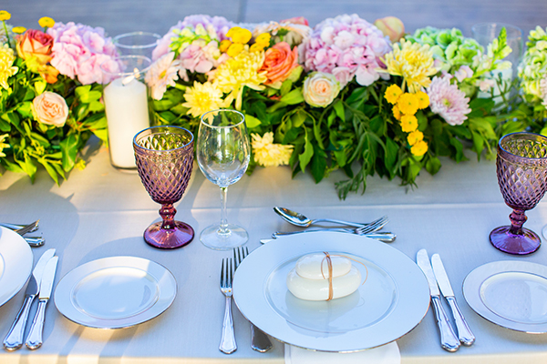 fairytale-summer-wedding-colorful-flowers-next-to-beach_36x