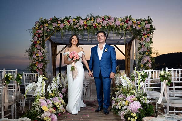 fairytale-summer-wedding-colorful-flowers-next-to-beach_42