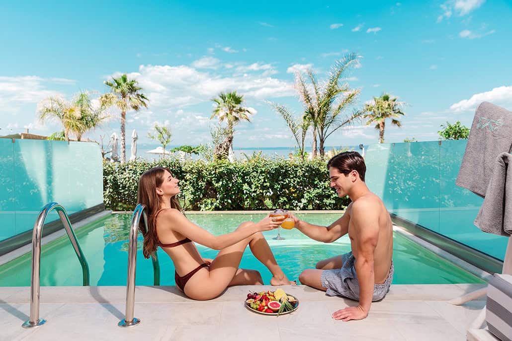 Ζήστε ένα αξέχαστο μήνα του μέλιτος στους πολυτελείς χώρους του Blue Carpet Luxury Suites