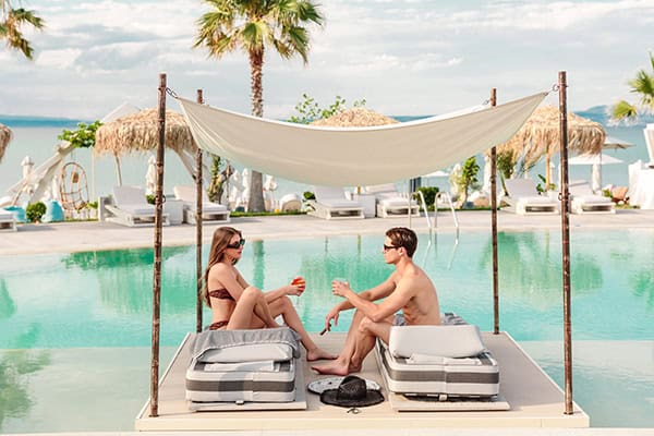 live-unforgettable-honeymoon-experience-luxurious-blue-carpet-lucury-suites_01x