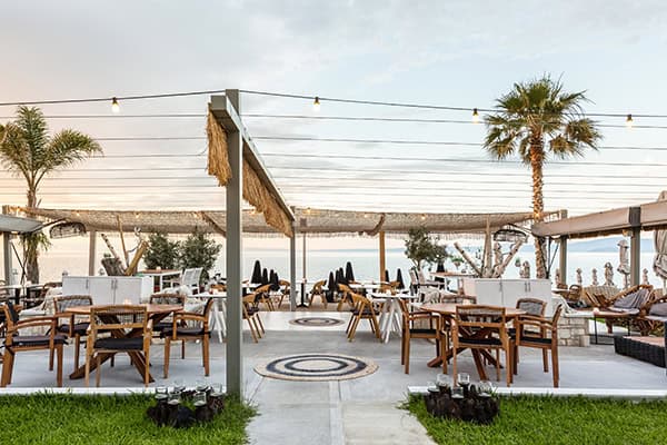 live-unforgettable-honeymoon-experience-luxurious-blue-carpet-lucury-suites_04