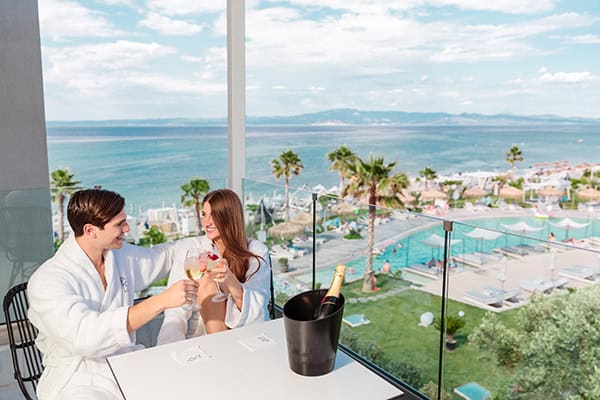 live-unforgettable-honeymoon-experience-luxurious-blue-carpet-lucury-suites_08