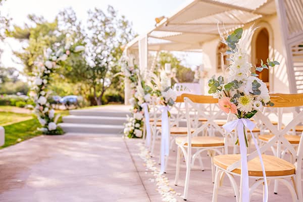 lovely-fall-wedding-galazia-akti-white-hydrangeas-somon-anthurium_15