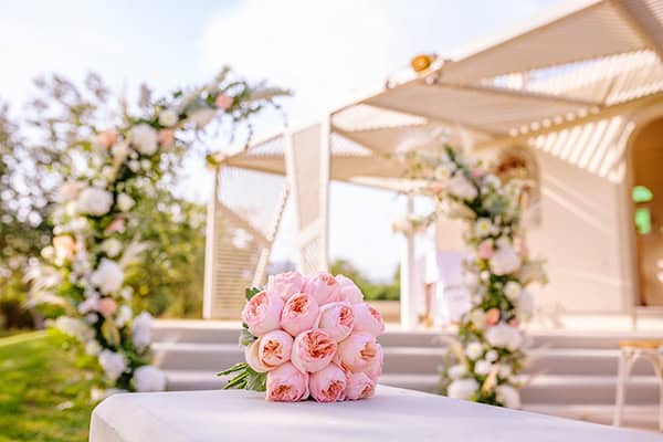 lovely-fall-wedding-galazia-akti-white-hydrangeas-somon-anthurium_19