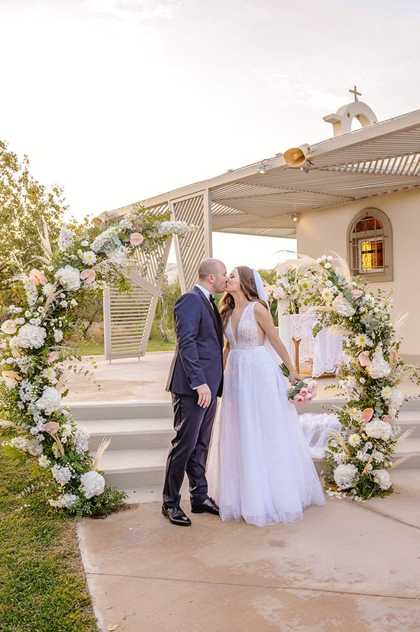 lovely-fall-wedding-galazia-akti-white-hydrangeas-somon-anthurium_35