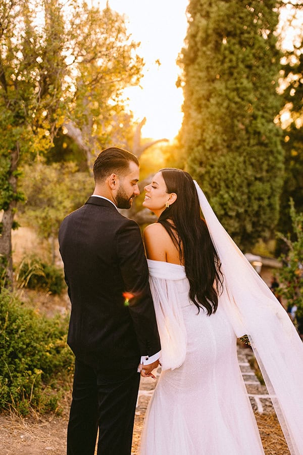 lovely-fall-wedding-hydrangeas-roses-light-shades_02