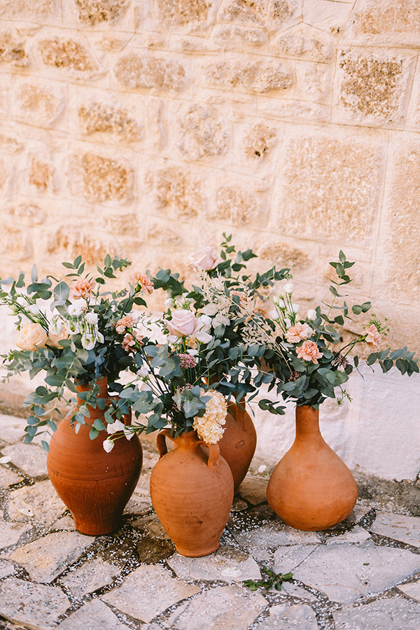 lovely-fall-wedding-hydrangeas-roses-light-shades_22