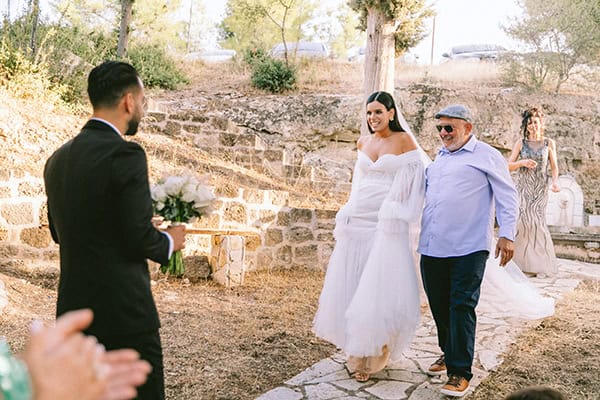lovely-fall-wedding-hydrangeas-roses-light-shades_27