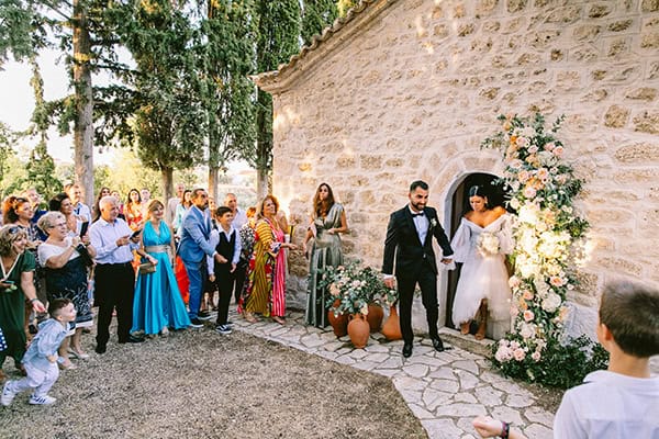 lovely-fall-wedding-hydrangeas-roses-light-shades_35