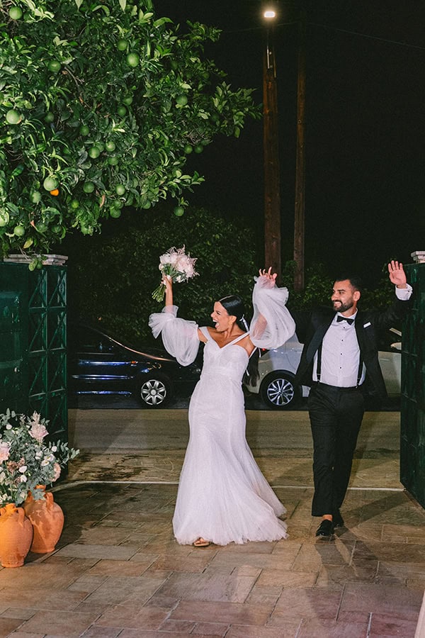 lovely-fall-wedding-hydrangeas-roses-light-shades_52