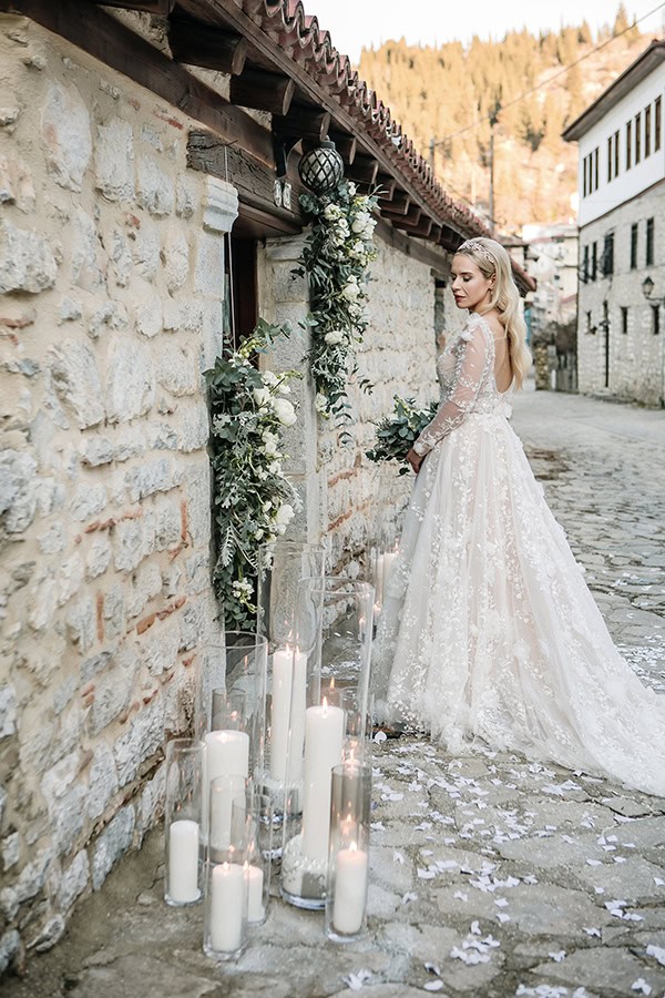 lovely-winter-wedding-kastoria-white-flowers_01x