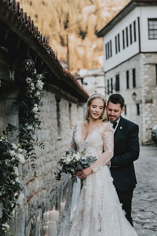 lovely-winter-wedding-kastoria-white-flowers_02