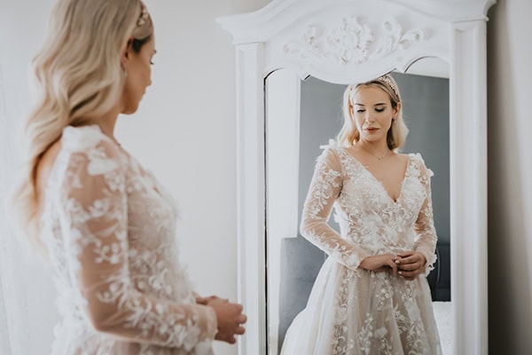 lovely-winter-wedding-kastoria-white-flowers_10