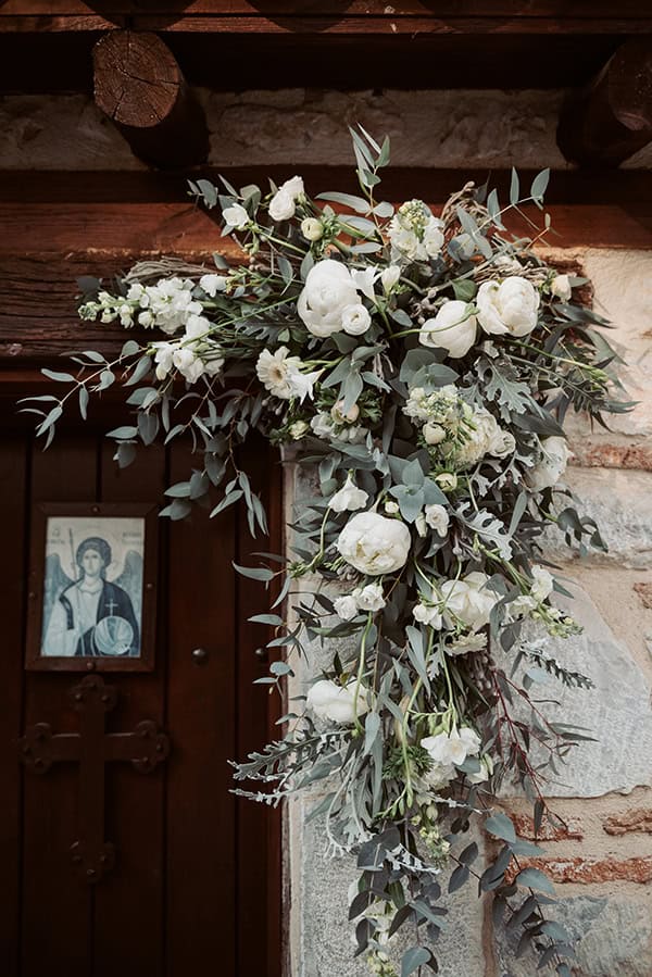 lovely-winter-wedding-kastoria-white-flowers_19