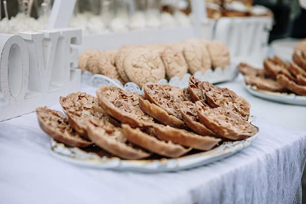 lovely-winter-wedding-kastoria-white-flowers_23