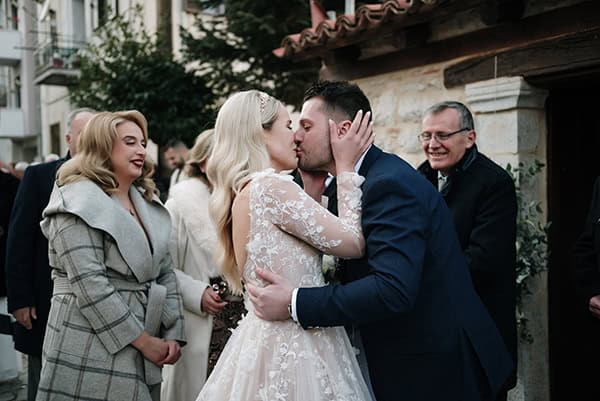 lovely-winter-wedding-kastoria-white-flowers_27