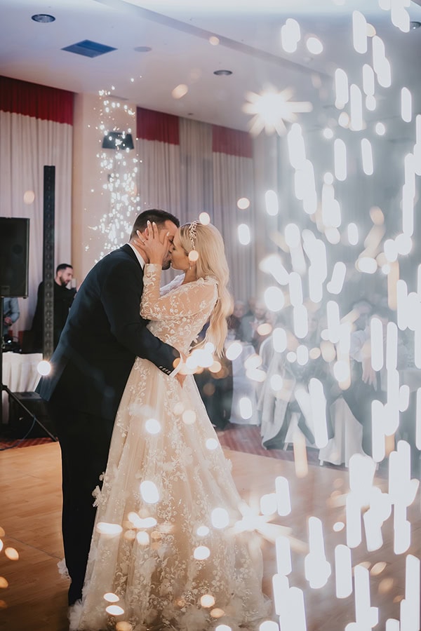 lovely-winter-wedding-kastoria-white-flowers_36