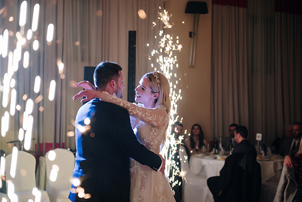 lovely-winter-wedding-kastoria-white-flowers_37