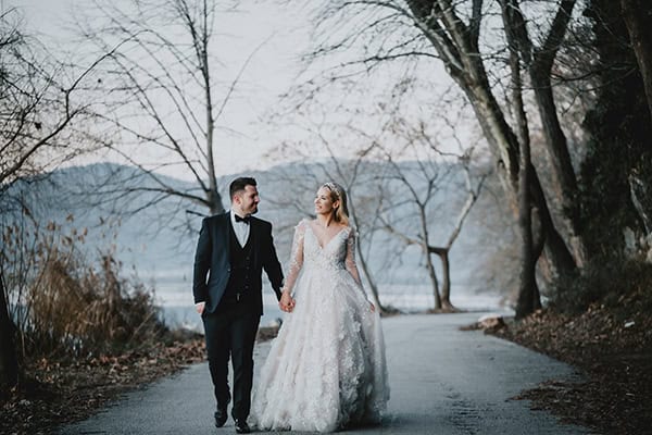lovely-winter-wedding-kastoria-white-flowers_40