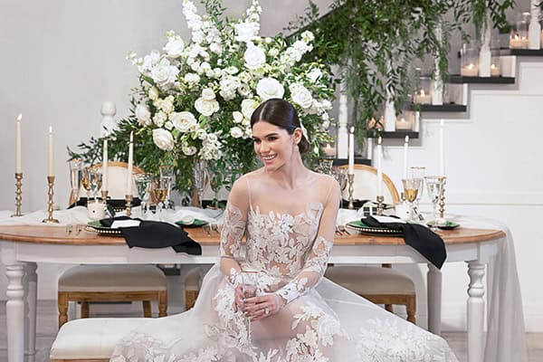 Luxurious styled shoot με λευκές ανθοσυνθέσεις και χρυσές λεπτομέρειες