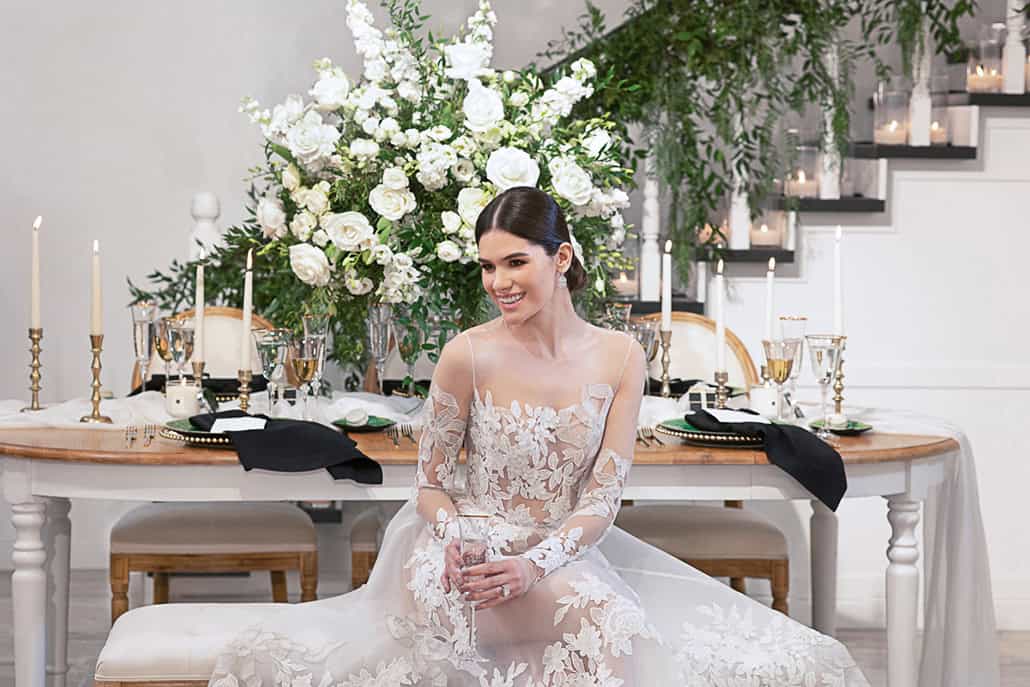 Luxurious styled shoot με λευκές ανθοσυνθέσεις και χρυσές λεπτομέρειες