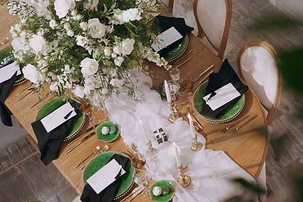 luxurious-styled-shoot-white-florals-gold-details_20