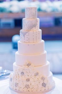Εντυπωσιακή επταώροφη τούρτα γάμου